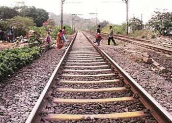 रेलवे लाइन पर मिला सिर विहीन शव