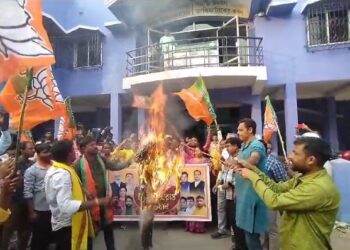 भाजपा ने फूंका नीतीश और ममता का पुतला