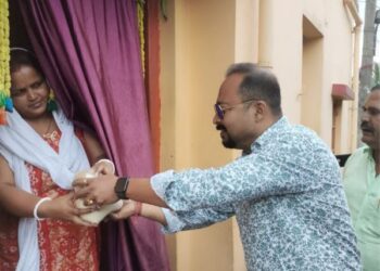 छठ व्रतियों के घर घर पहुंची पूजन सामग्री