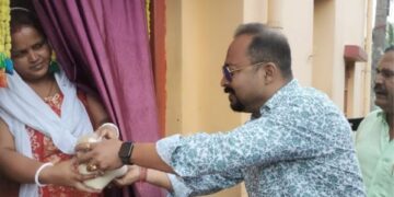 छठ व्रतियों के घर घर पहुंची पूजन सामग्री