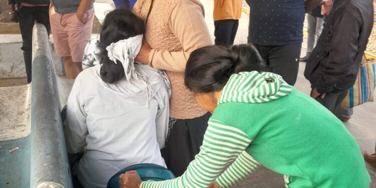 हिंदमोटर स्टेशन पर आपस में भिड़ी तीन महिलाएं, चाकूबाजी में तीन घायल