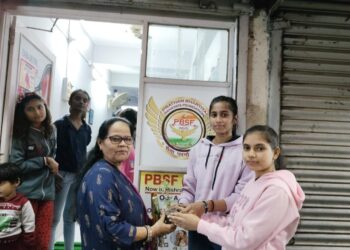 क्रिसमस के दिन एनजीओ ने बांटे तुलसी के पौधे