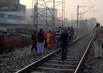 रेलवे लाइन के किनारे मिला मां-बेटी का शव