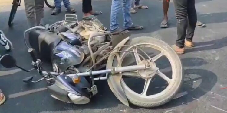 पुलिस की गाड़ी की चपेट में आकर बाइक सवार की मौत, बालागढ़ में पथावरोध