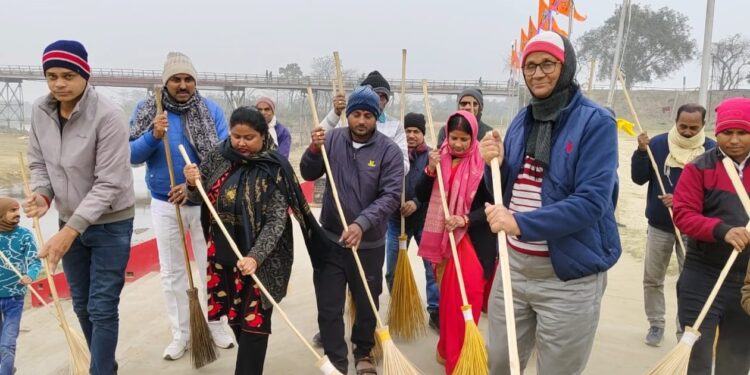 गंगा घाट पर चला सफाई अभियान