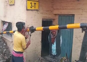 मालवाहक गाड़ी के धक्के से टूटा रेल गेट