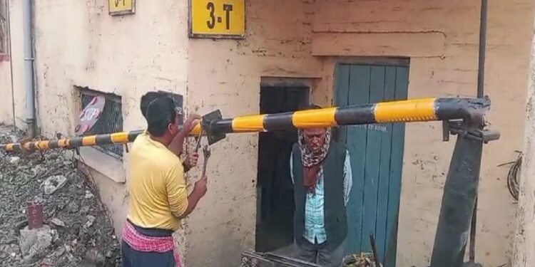 मालवाहक गाड़ी के धक्के से टूटा रेल गेट