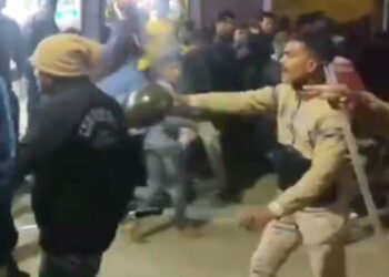 रूपम इस्लाम के शो के दौरान बेकाबू हुई भीड़, पुलिस ने चलाई लाठियां