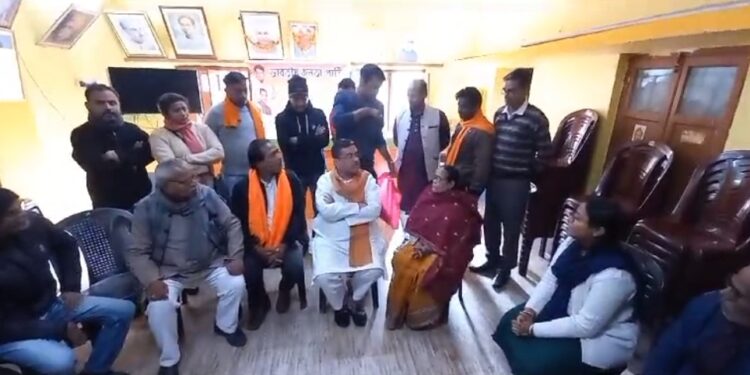 गिरफ्तार भाजपा कार्यकर्ताओं से शुभेंदु अधिकारी ने की मुलाकात