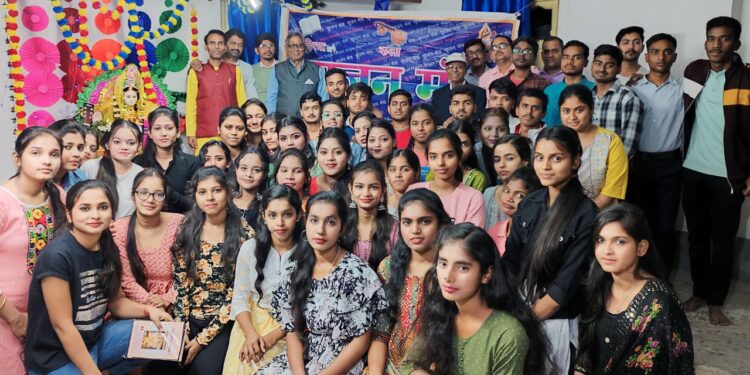 सृजन मंच की बासंती काव्य संध्या में बहुरंगी कविताओं की बौछार