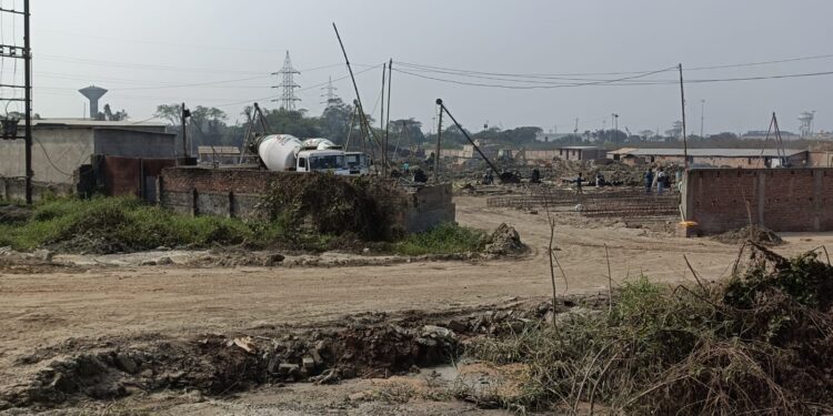 डानकुनी में बंद फैक्ट्री की तालाब भरने का आरोप