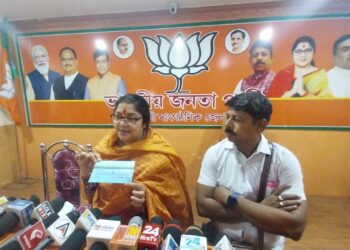 भाजपा ने तृणमूल पर लगाया महिलाओं को पर्स बांटने का आरोप, तृणमूल ने आरोपों को किया खारिज, मांगे सबूत