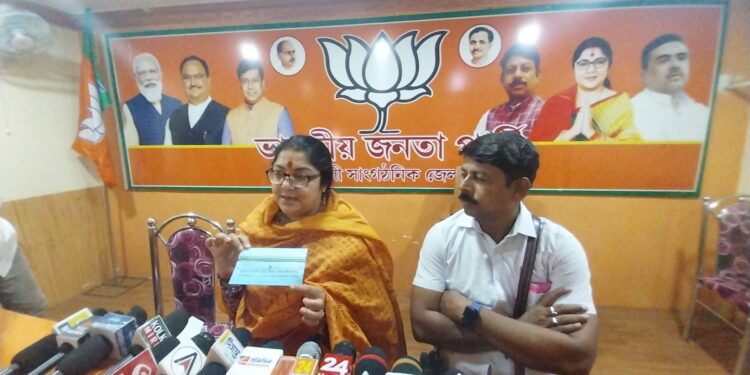 भाजपा ने तृणमूल पर लगाया महिलाओं को पर्स बांटने का आरोप, तृणमूल ने आरोपों को किया खारिज, मांगे सबूत
