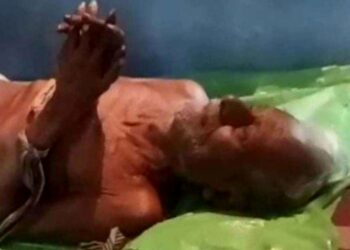अमानवीय: हाथ पैर बांधकर वृद्ध पिता को परित्यक्त मकान में छोड़ा