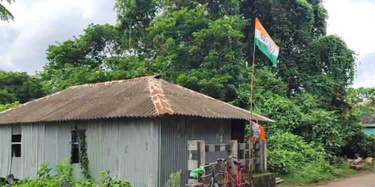 तृणमूल कार्यकर्ताओं ने जड़ दिया पार्टी कार्यालय पर ताला