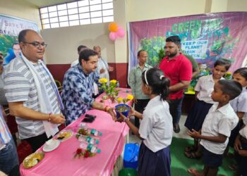 जन्मदिन पर चेयरमैन ने बांटे स्कूली बच्चों और अभिभावकों में पौधे
