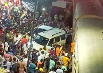 रेलवे फाटक पर स्कॉर्पियो से टकराई ट्रेन, दो घायल