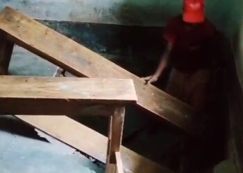 कक्षा के दौरान धंसी फर्श, चार छात्र बेंच सहित पांच फीट नीचे गिरे