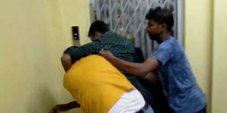 प्रोमोटिंग शेयर को लेकर आपस में भिड़े  प्रमोटर, वीडियो वायरल