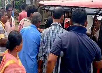 चोर होने के संदेह में महिला की पेड़ से बांधा 