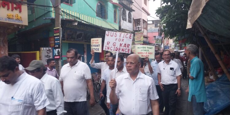 ‘जस्टिस फॉर आरजी कर’ के नारे के साथ रिषड़ा में सड़क पर उतरे डॉक्टर, मेडिकल और पैरामेडिकल स्टाफ
