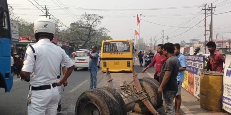 चलते हुए स्कूल बस का निकला चक्का, बाल-बाल बचे छात्र